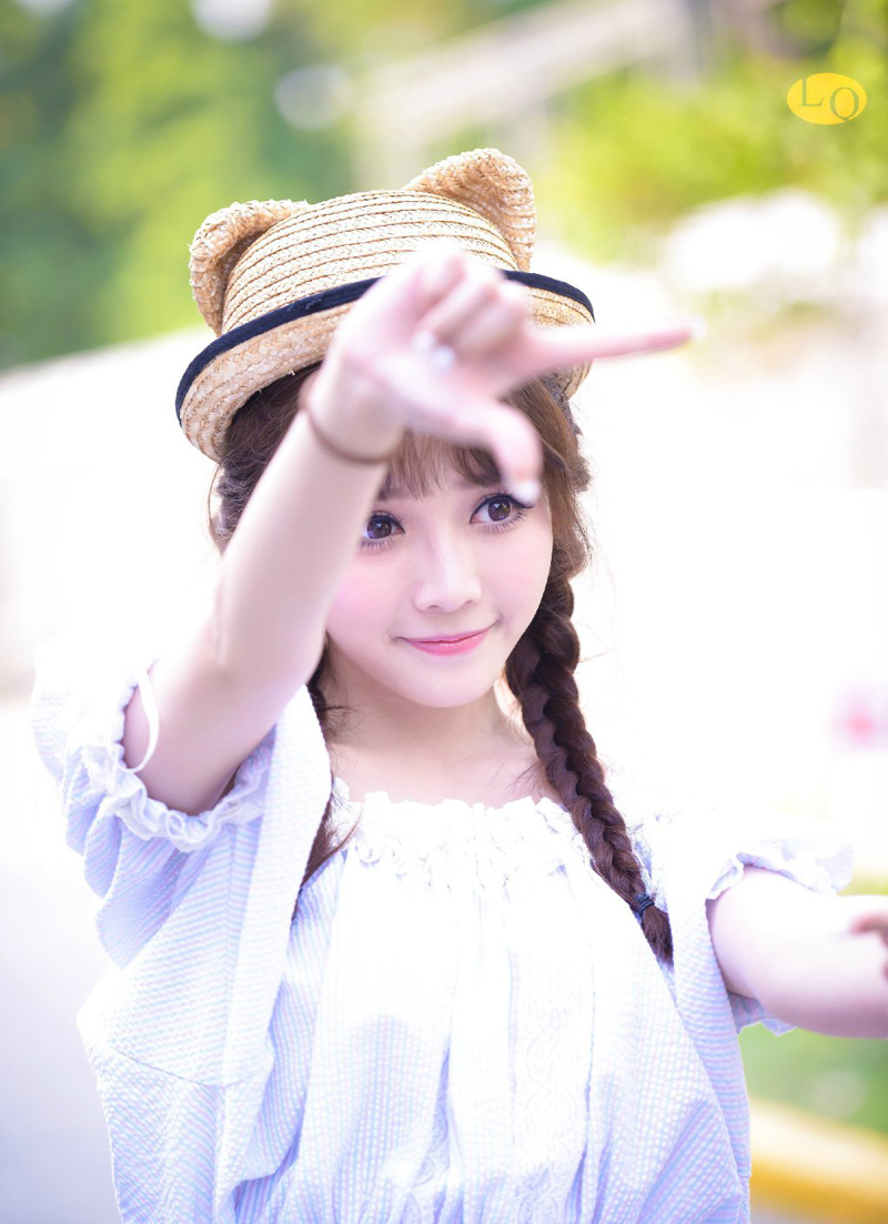 一群世家家丁们如梦初醒，连滚带爬的让开一条通道，就算是刘璋，看着这一幕也不由得连吞了好几口口水。